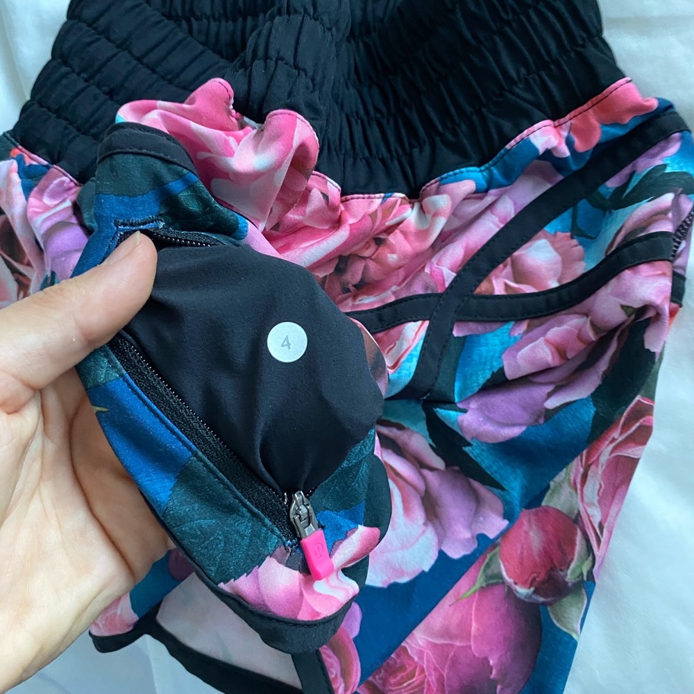 Lululemon secret garden tracker short sz 4 - Picture 5 of 5